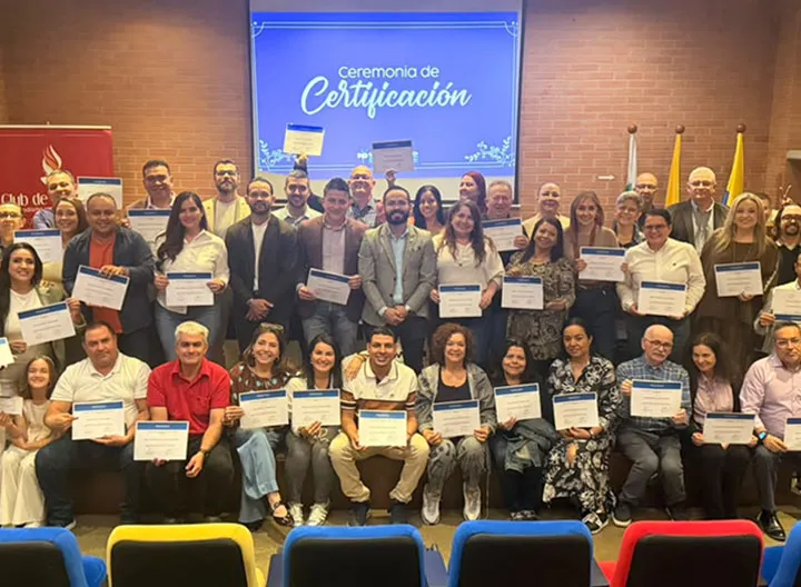 Tras un proceso de formación académica y vivencial enfocado en la productividad, la organización y el liderazgo, culminó exitosamente el Diplomado para Periodistas y Comunicadores, desarrollado en el campus de UNIMINUTO Seccional Bello.    Club de la Prensa de Medellín y UNIMINUTO Antioquia-Chocó consolidan alianza que impulsa el liderazgo y la integración del sector periodístico