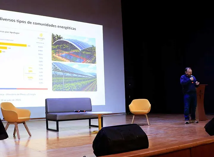 Juan Fernando Pacheco Duarte, rector del Parque Científico de Innovación Social (PCIS) de UNIMINUTO, hablando sobre el proyecto de comunidades energéticas educativas