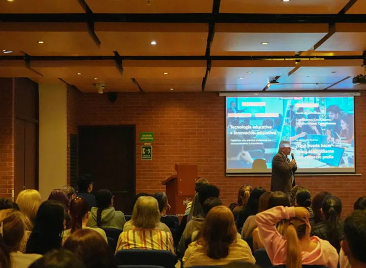 En paralelo, el Encuentro Nacional de Semilleros de Investigación reunió a jóvenes investigadores y comunidades académicas de todo el país para presentar avances y resultados de proyectos en diversas áreas del conocimiento. Este evento ratificó la importancia de la investigación formativa como motor de innovación social, permitiendo el intercambio de experiencias y la consolidación de redes de trabajo colaborativo.