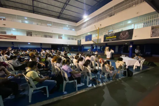Personas en auditorio 