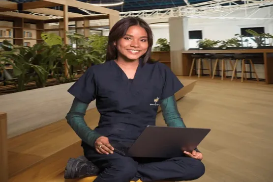 Estudiante universitaria sonriendo