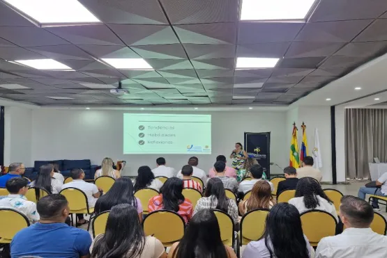Foto del evento donde está presente el público y los ponentes