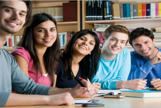 grupo de cinco estudiantes en salón de clases