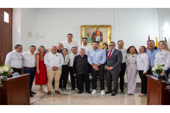 Autoridades y representantes institucionales posan junto al Padre Diego Jaramillo en la Asamblea Departamental de Norte de Santander durante un acto de reconocimiento.
