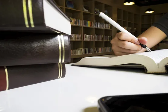 Estudiante preparándose para ser abogado