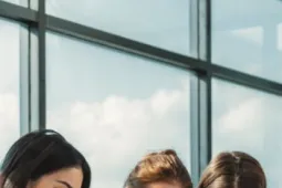 Personas organizando ideas en computador