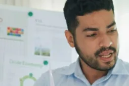 Maestría en Cambio Climático y Desarrollo Sostenible Profesor explicando a alumnos