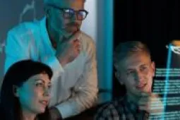 Maestría en Gerencia de la Innovación en Proyectos Tres personas mirando pantala digital