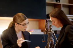 Estudiantes de Derecho analizan casos y fortalecen sus competencias jurídicas.