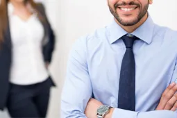 Hombre formal sonriendo