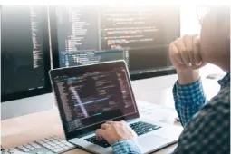 Persona escribiendo código de programación