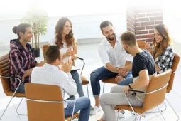 Personas en mesa dialogando