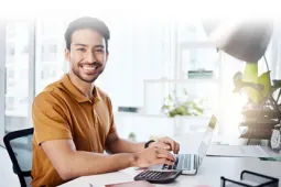 Hombre usando computador