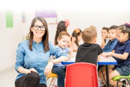 profesora con niños 