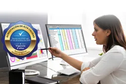 Mujer mirando tablero de gráficas