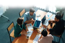 Grupo de personas dialogando en mesa de trabajo