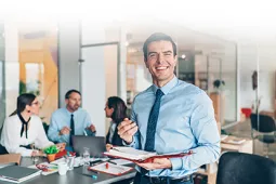 Maestría en Gerencia Social y Desarrollo Integral Equipo de trabajo trabajando en sala de reuniones