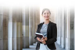 Mujer con libro en la mano