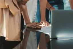 Personas organizando ideas en computador