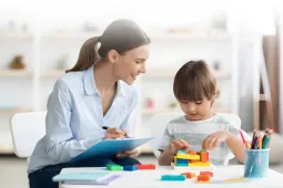 Profesora con niño en actividad lúdica