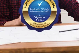 Estudiante sentado mirando el computador