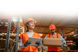 Inspectores en fabrica con implementos de trabajo