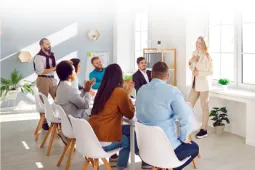 Grupo de trabajadores en oficina reunidos