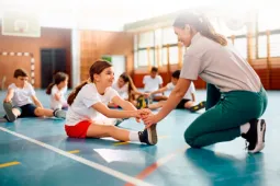 entrenadora deportivo con estudiantes