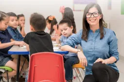 profesora con niños jpg