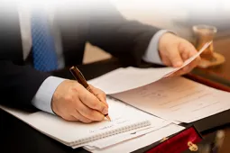 hombre-firmando-documentos.jpg
