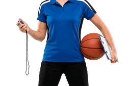 Mujer entrenadora con cronómetro, balón y tablero táctico en contexto de educación física, entrenamiento deportivo y formación integral