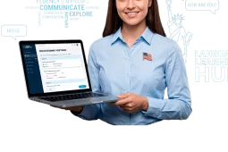 Mujer profesional mostrando plataforma de aprendizaje de idiomas con contexto internacional en entorno digital en contexto de licenciatura en lenguas extranjeras