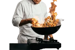 hombre salteando alimentos en un sartén
