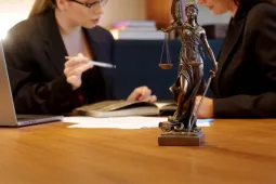 Estudiantes de Derecho analizan casos y fortalecen sus competencias jurídicas.