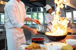 Chef preparando alimentos en una cocina profesional