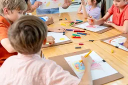 Actividad artística guiada en el aula.