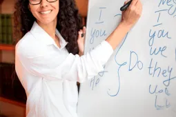 Profesional señalando información en una pizara durante una presentación