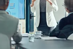 Líder exponiendo ante un equipo de trabajo.