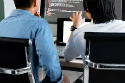 trabajo en equipo con herramientas tecnológicas.