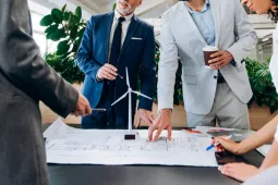 Profesionales reunidos en una sesión de planificación.