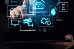 Profesional interactuando con una interfaz de seguridad digital.