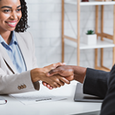 Mujer líder con grupo de trabajo, realizando actividad con positiva