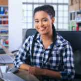 Mujer en oficina sonriendo 