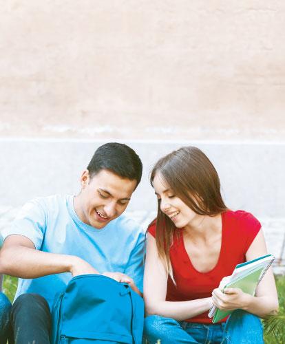 Foto de estudiantes leyendo 