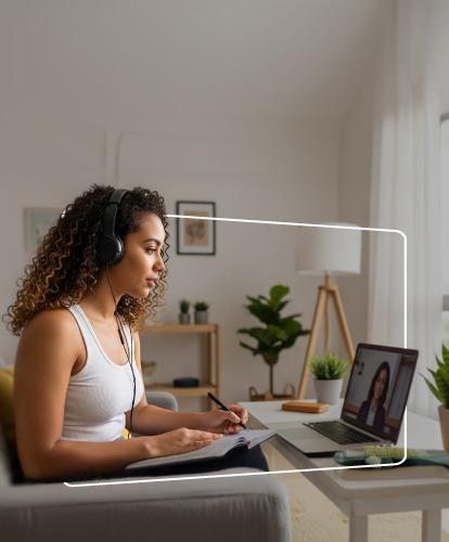 Foto de estudiante navegando en computador 