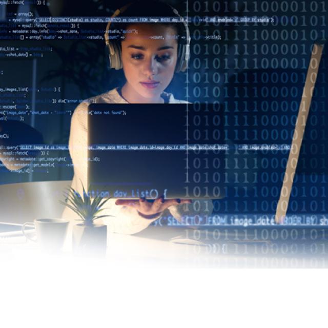 mujer programando