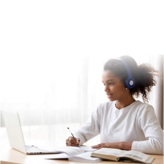 mujer-con-computador-y-audífonos.jpg