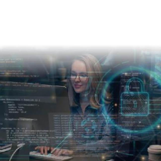 mujer en escritorio Ciberseguridad