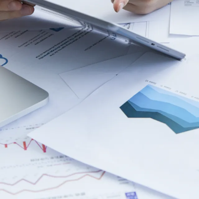 personas trabajando en gráficas estadísticas
