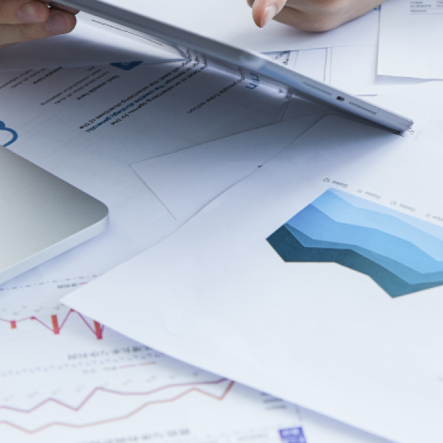 personas trabajando en gráficas estadísticas